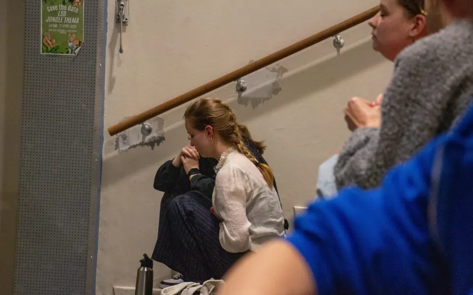 Jongeren in een moment van gebed tijdens 16:24