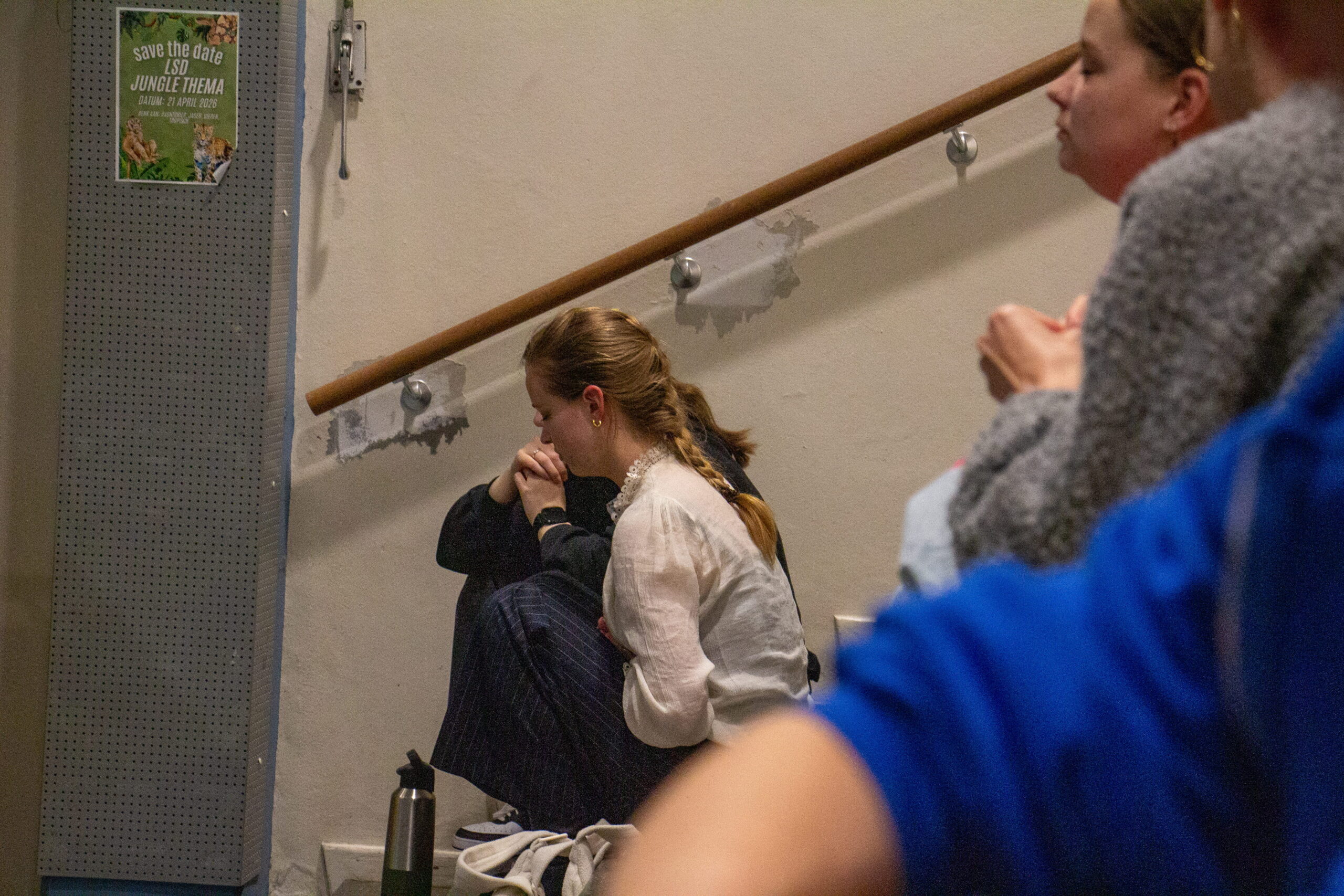 Jongeren in een moment van gebed tijdens 16:24
