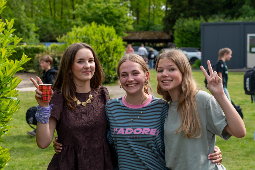 Drie tieners lachend op de camera tijdens Noorderwind