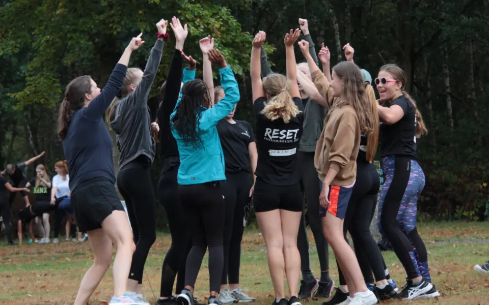 Deelnemers juichen tijdens een spel op Noorderwind 2026