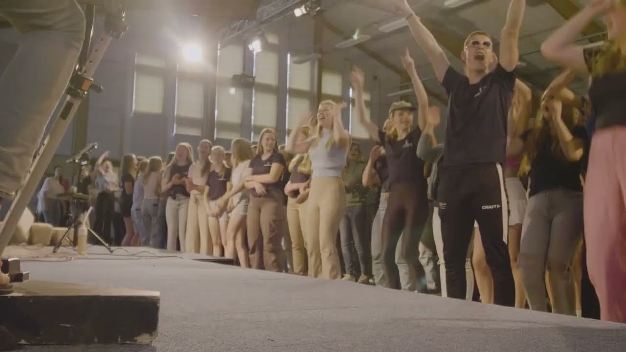 Deelnemers dansen en juichen in de zaal tijdens Noorderwind 2023