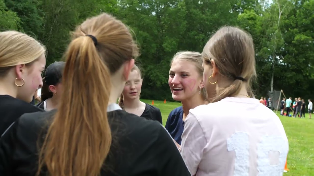 Tieners in gesprek op het grasveld tijdens Noorderwind 2025